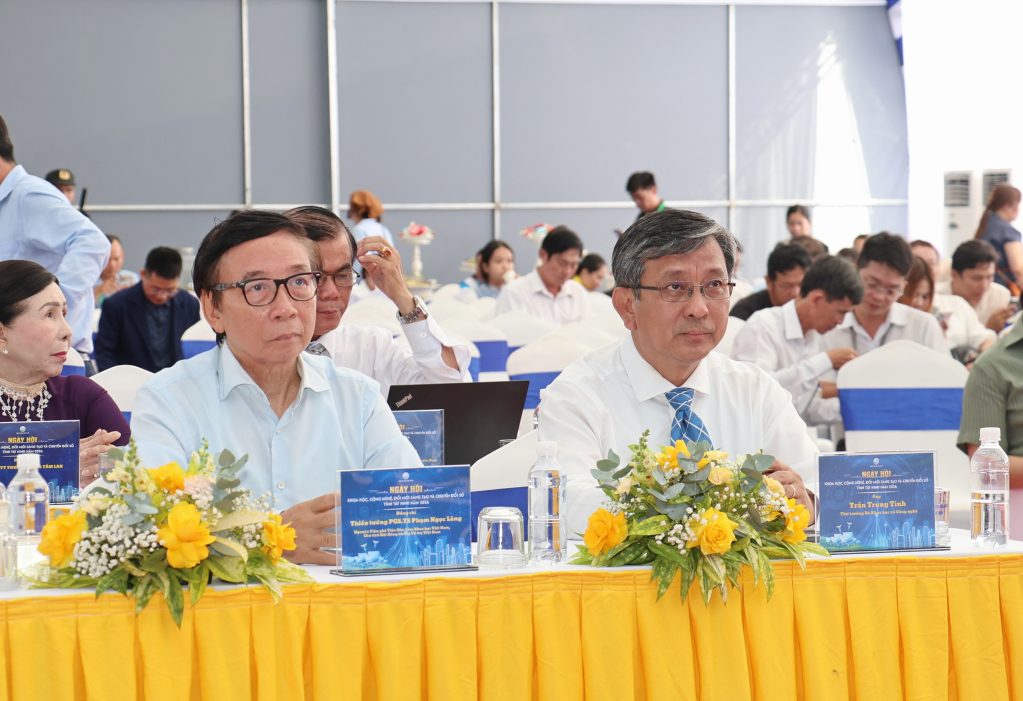Thiếu tướng,  PGS.TS Phạm Ngọc Lãng, Nguyên Viện phó Viện Hàn lâm Khoa học việt Nam, Chủ tịch Hội Hàng không Vũ trụ Việt Nam và PGS.TS Trần Trung Tính - Thứ tưởng Bộ Khoa học và Công nghệ tham dự Lễ bế mạc Ngày hội