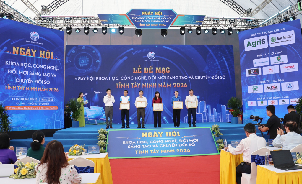 Giám đốc Sở Khoa học và Công nghệ tỉnh Tây Ninh Huỳnh Thị Hồng Nhung trao khen thưởng cho tập thể, cá nhân có thành tích xuất sắc trong công tác tuyên truyền, vận động và tổ chức Hội thi Khởi nghiệp Đổi mới sáng tạo năm 2026