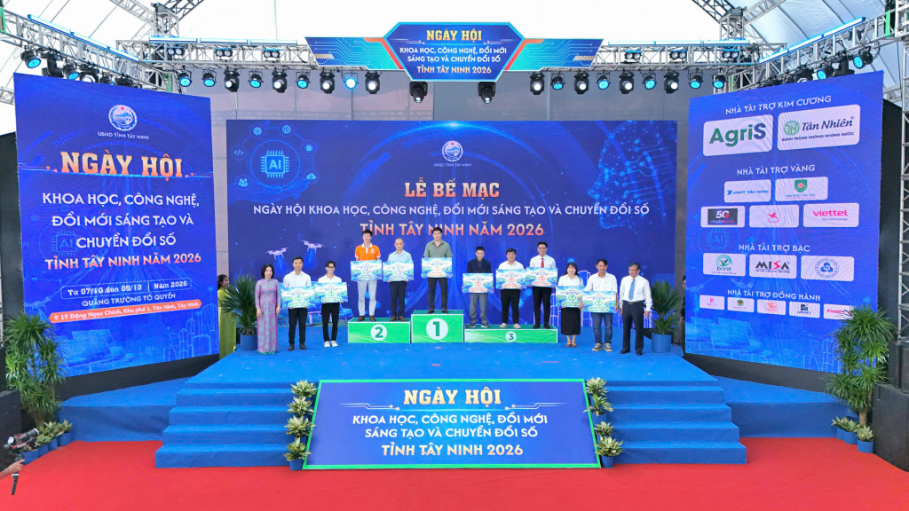 Thứ tưởng Bộ Khoa học và Công nghệ Trần Trung Tính trao giải cho các đội thi xuất sắc của Hội thi Khởi nghiệp Đổi mới sáng tạo tỉnh Tây Ninh năm 2026