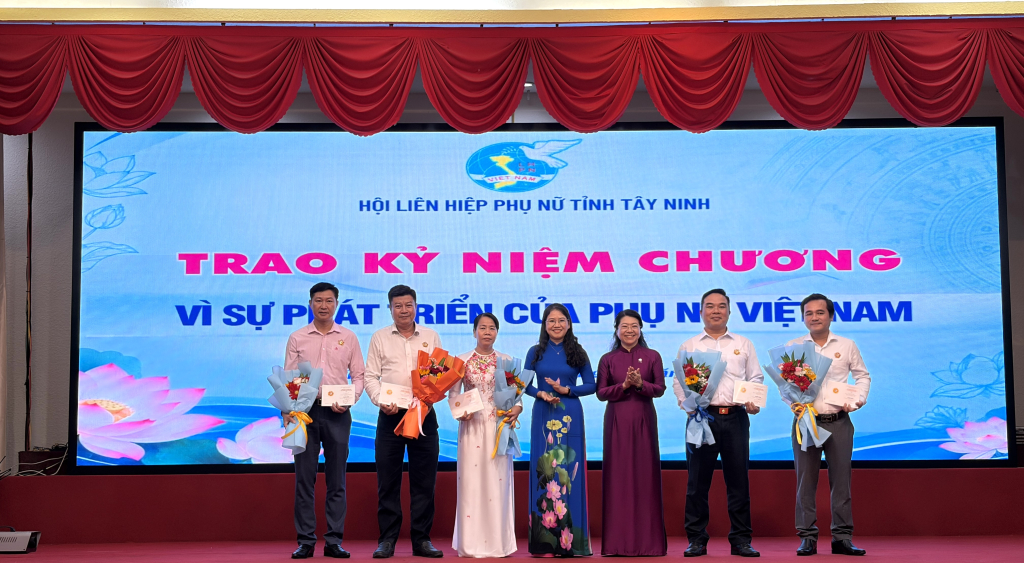 thay mặt Trung ương Hội LHPN Việt Nam, Hội LHPN tỉnh trao Kỷ niệm chương “Vì sự phát triển của Phụ nữ Việt Nam” cho các cá nhân
