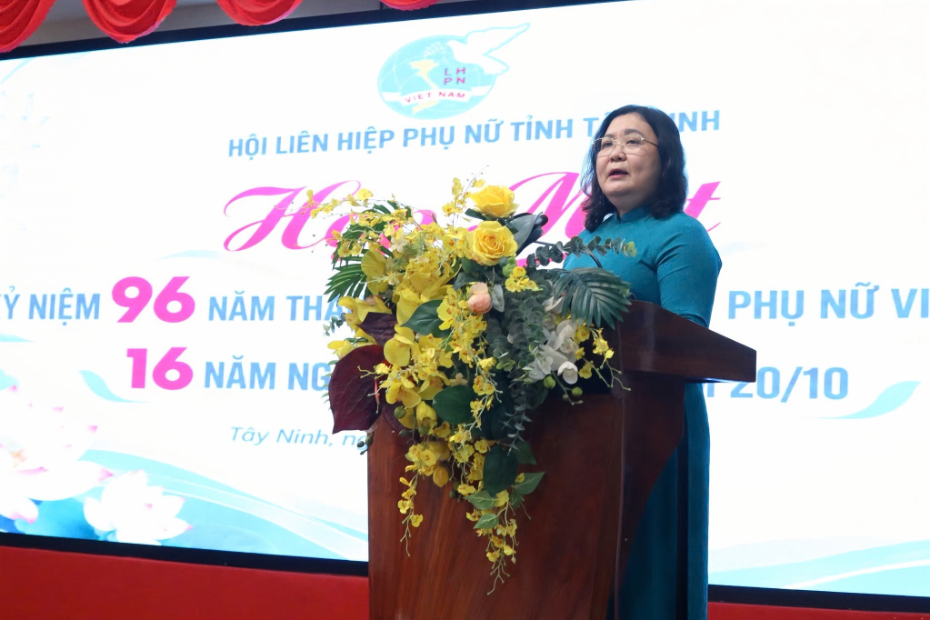 Phó Bí thư Thường trực Tỉnh ủy Tây Ninh Hồ Thị Hoàng Yến phát biểu tại buổi họp mặt