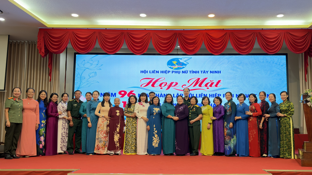 Đại biểu tham dự buổi họp mặt
