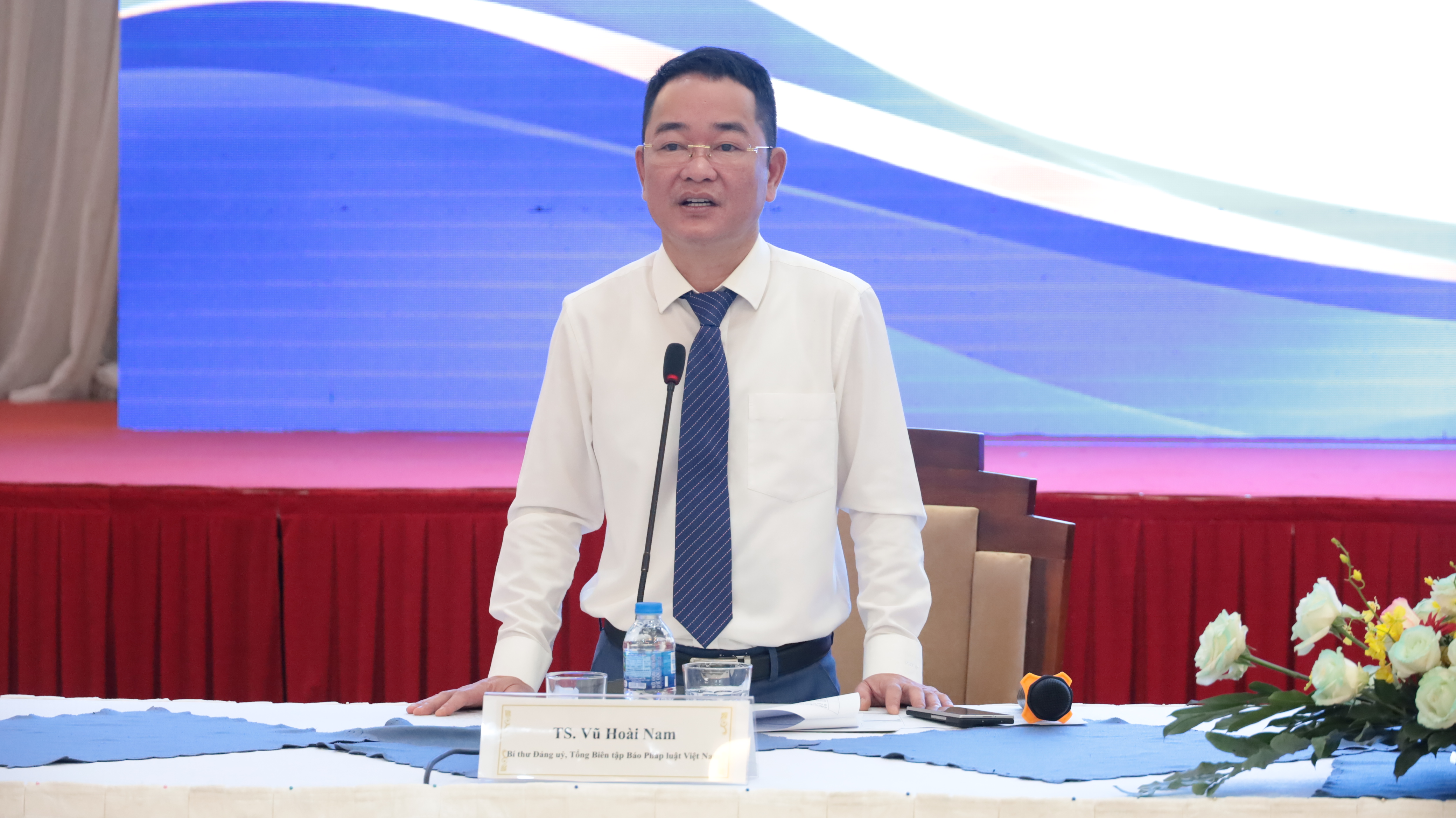 Tiến sĩ Vũ Hoài Nam – Tổng Biên tập báo Pháp luật Việt Nam đánh giá cao những ý kiến trao đổi, đề xuất của các cơ quan chức năng, chuyên gia và đại biểu tham dự. 