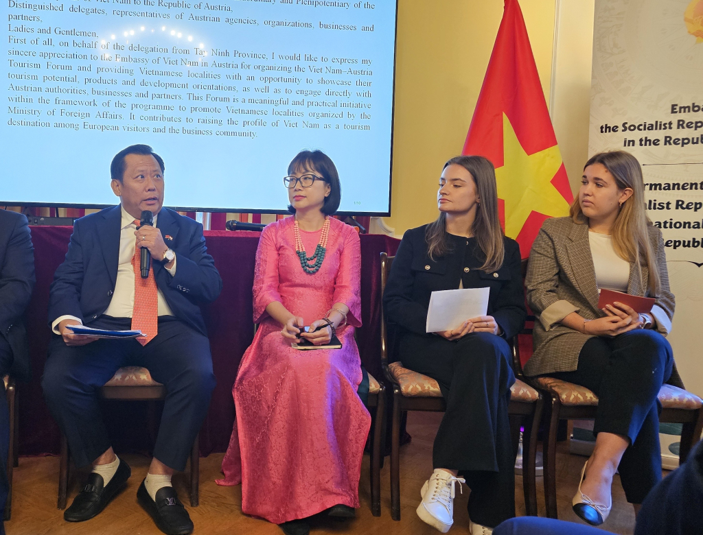 Phó Chủ tịch UBND tỉnh Huỳnh Văn Sơn giới thiệu khái quát về điều kiện phát triển đa dạng các loại hình du lịch của Tây Ninh