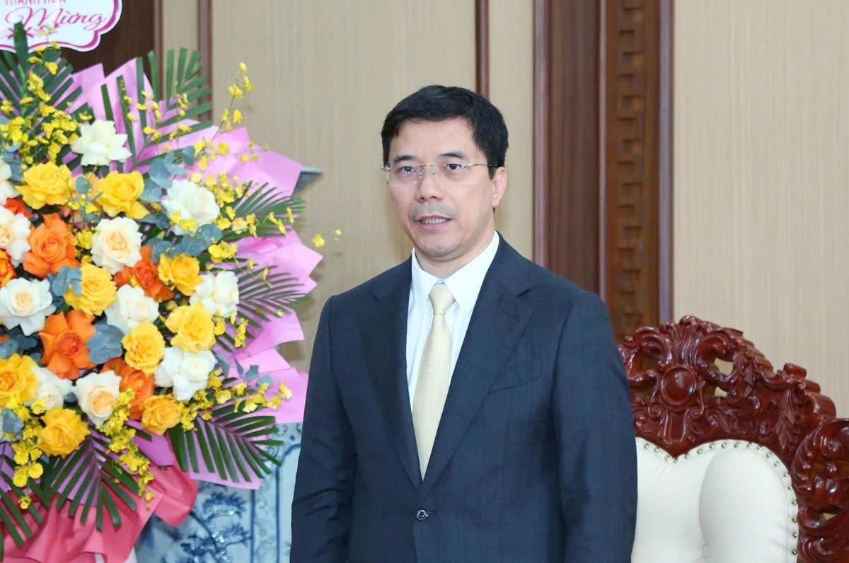 Ph&oacute; B&iacute; thư Thường trực Tỉnh ủy Nguyễn Hồng Phong thăm, ch&uacute;c mừng Bộ Chỉ huy Qu&acirc;n sự tỉnh