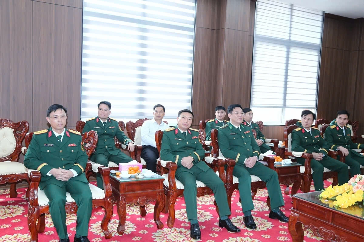 Ph&oacute; B&iacute; thư Thường trực Tỉnh ủy Nguyễn Hồng Phong thăm, ch&uacute;c mừng Bộ Chỉ huy Qu&acirc;n sự tỉnh