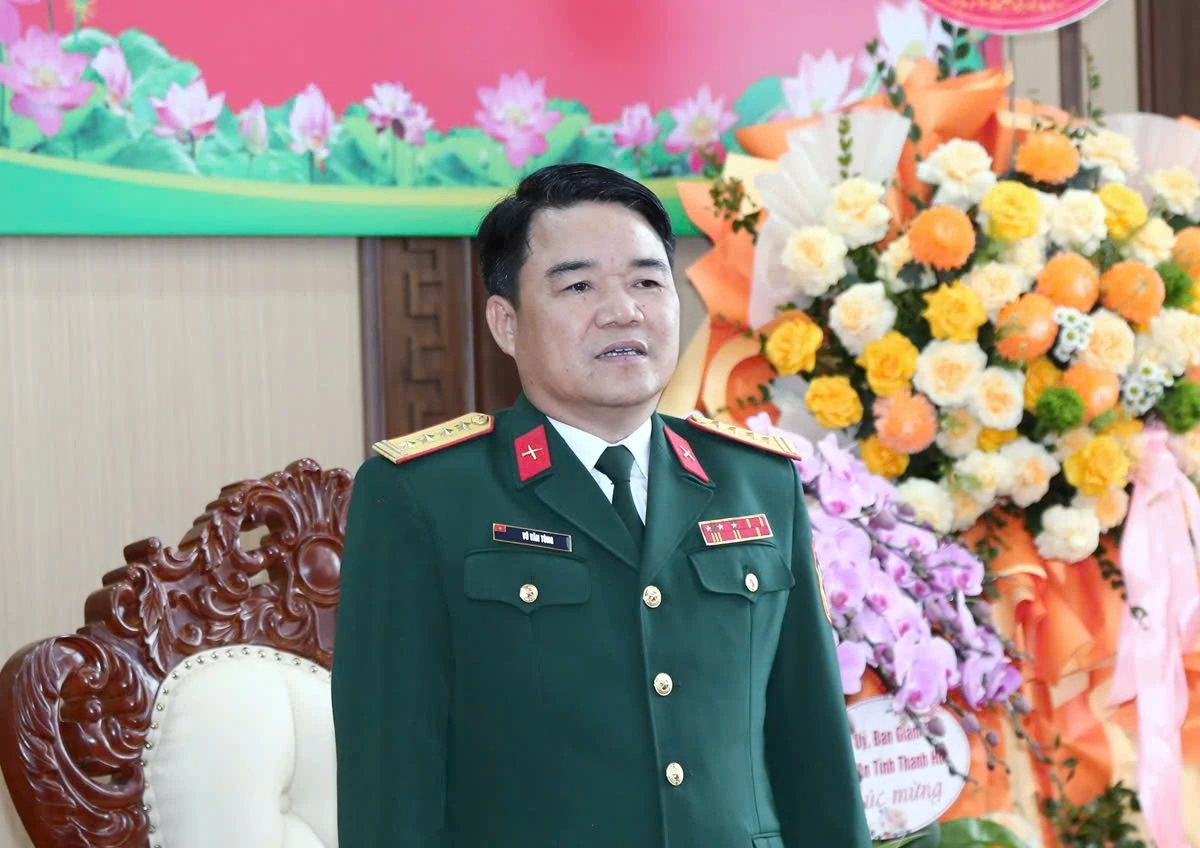 Ph&oacute; B&iacute; thư Thường trực Tỉnh ủy Nguyễn Hồng Phong thăm, ch&uacute;c mừng Bộ Chỉ huy Qu&acirc;n sự tỉnh