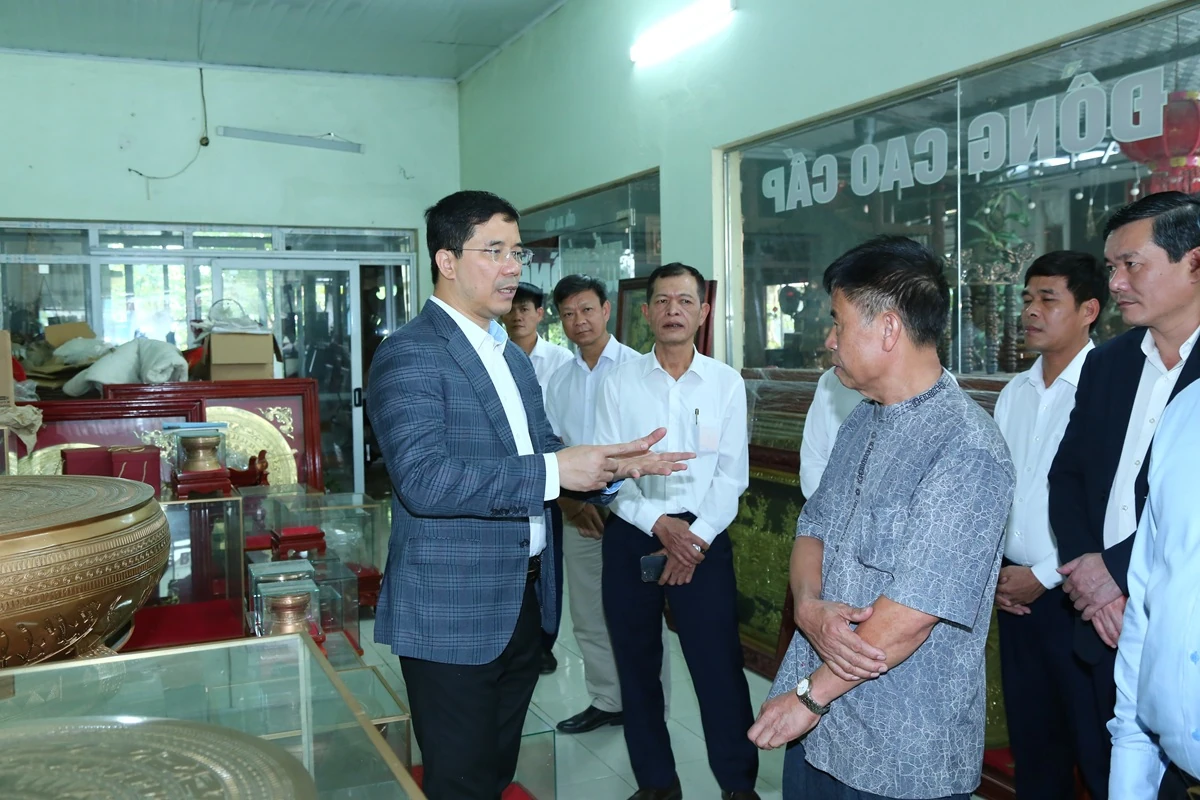 Ph&oacute; B&iacute; thư Thường trực Tỉnh ủy Nguyễn Hồng Phong thăm, l&agrave;m việc tại x&atilde; Thiệu Trung v&agrave; Thiệu H&oacute;a