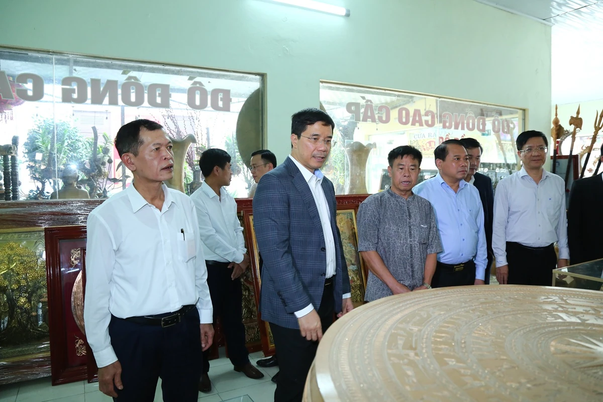 Ph&oacute; B&iacute; thư Thường trực Tỉnh ủy Nguyễn Hồng Phong thăm, l&agrave;m việc tại x&atilde; Thiệu Trung v&agrave; Thiệu H&oacute;a