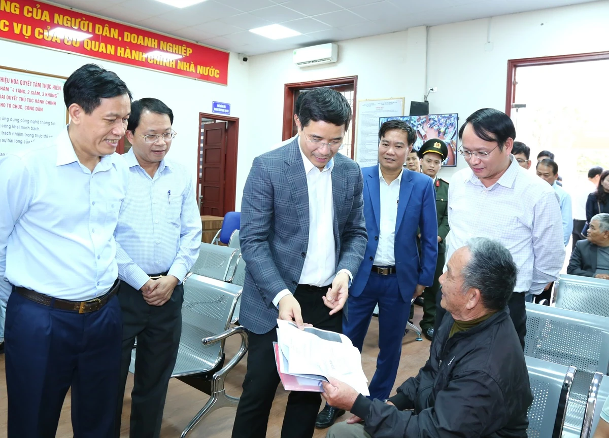 Ph&oacute; B&iacute; thư Thường trực Tỉnh ủy Nguyễn Hồng Phong thăm, l&agrave;m việc tại x&atilde; Thiệu Trung v&agrave; Thiệu H&oacute;a