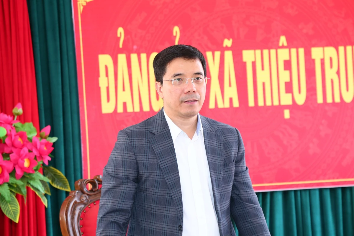 Ph&oacute; B&iacute; thư Thường trực Tỉnh ủy Nguyễn Hồng Phong thăm, l&agrave;m việc tại x&atilde; Thiệu Trung v&agrave; Thiệu H&oacute;a