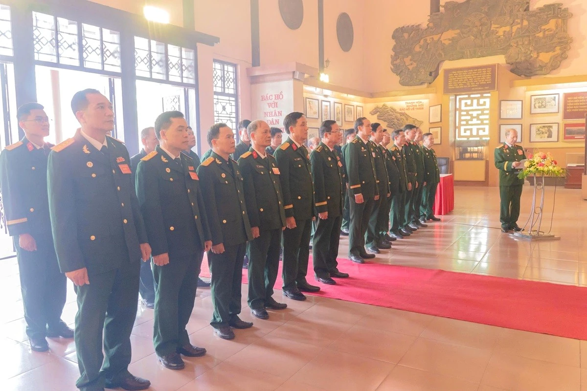 Đoàn đại biểu dự Đại hội Hội Cựu chiến binh tỉnh Thanh Hóa dâng hương báo công Chủ tịch Hồ Chí Minh