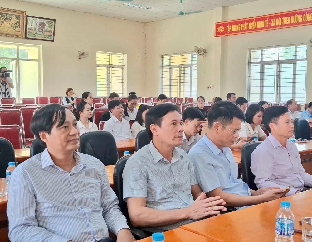 X&atilde; Đồng Tiến giới thiệu ứng dụng robot tr&iacute; tuệ nh&acirc;n tạo hỗ trợ giải quyết thủ tục h&agrave;nh ch&iacute;nh c&ocirc;ng