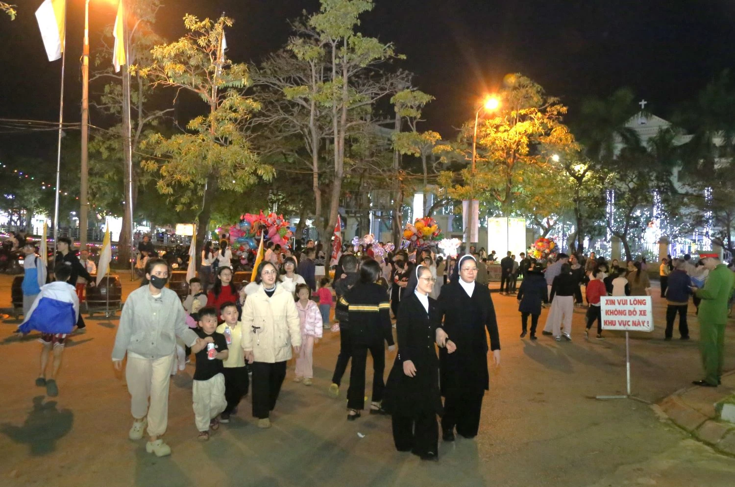 Các đồng chí lãnh đạo tỉnh chung vui, chúc mừng Giáo phận Thanh Hóa và đồng bào Công giáo đón lễ Giáng sinh năm 2025