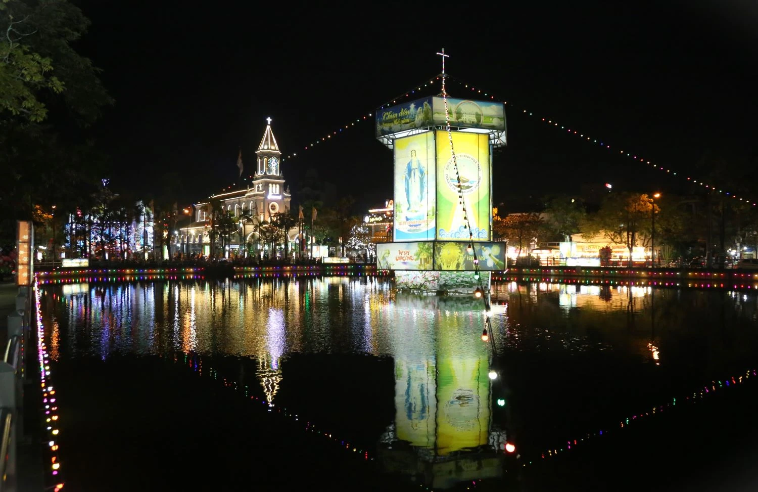 Các đồng chí lãnh đạo tỉnh chung vui, chúc mừng Giáo phận Thanh Hóa và đồng bào Công giáo đón lễ Giáng sinh năm 2025