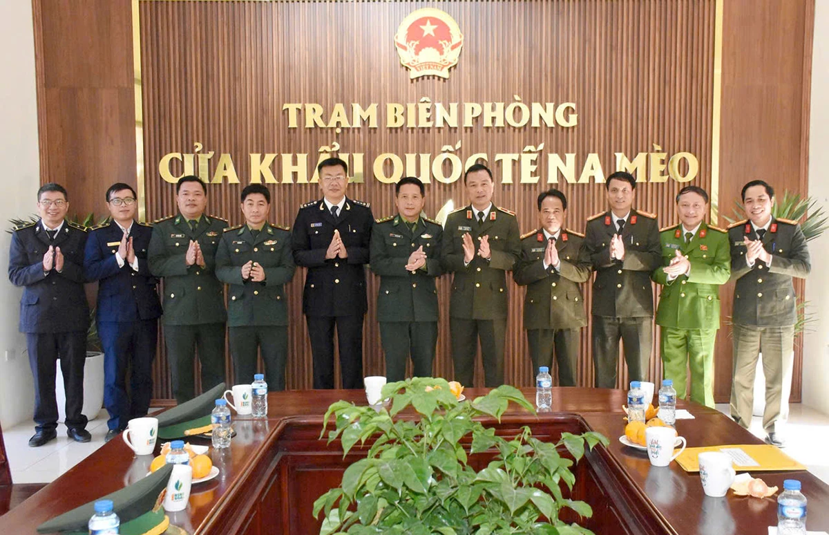 Gi&aacute;m đốc C&ocirc;ng an tỉnh Thanh H&oacute;a thăm, tặng qu&agrave; C&ocirc;ng an 6 x&atilde; bi&ecirc;n giới gi&aacute;p L&agrave;o