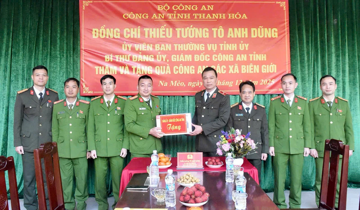 Gi&aacute;m đốc C&ocirc;ng an tỉnh Thanh H&oacute;a thăm, tặng qu&agrave; C&ocirc;ng an 6 x&atilde; bi&ecirc;n giới gi&aacute;p L&agrave;o