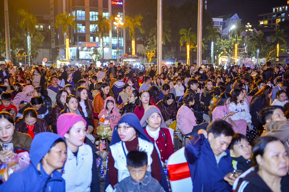 H&agrave;ng ngh&igrave;n người đổ về Quảng trường Lam Sơn ch&agrave;o đ&oacute;n năm mới 2026