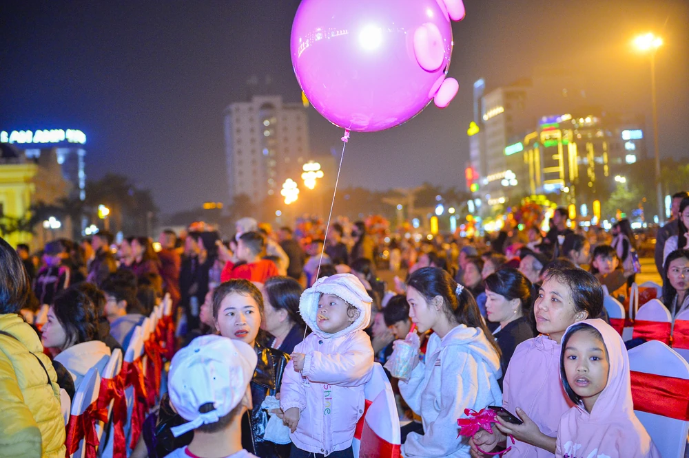 H&agrave;ng ngh&igrave;n người đổ về Quảng trường Lam Sơn ch&agrave;o đ&oacute;n năm mới 2026