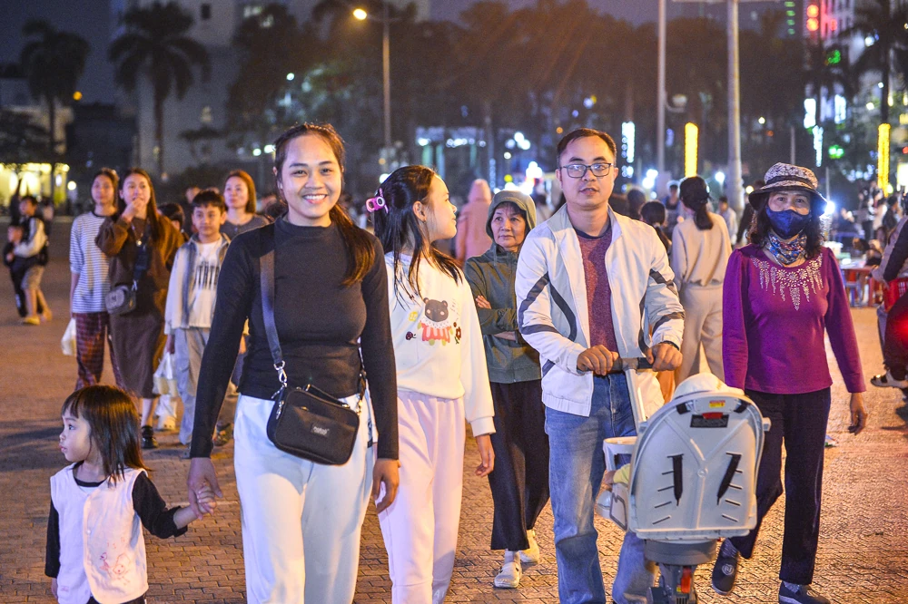 H&agrave;ng ngh&igrave;n người đổ về Quảng trường Lam Sơn ch&agrave;o đ&oacute;n năm mới 2026