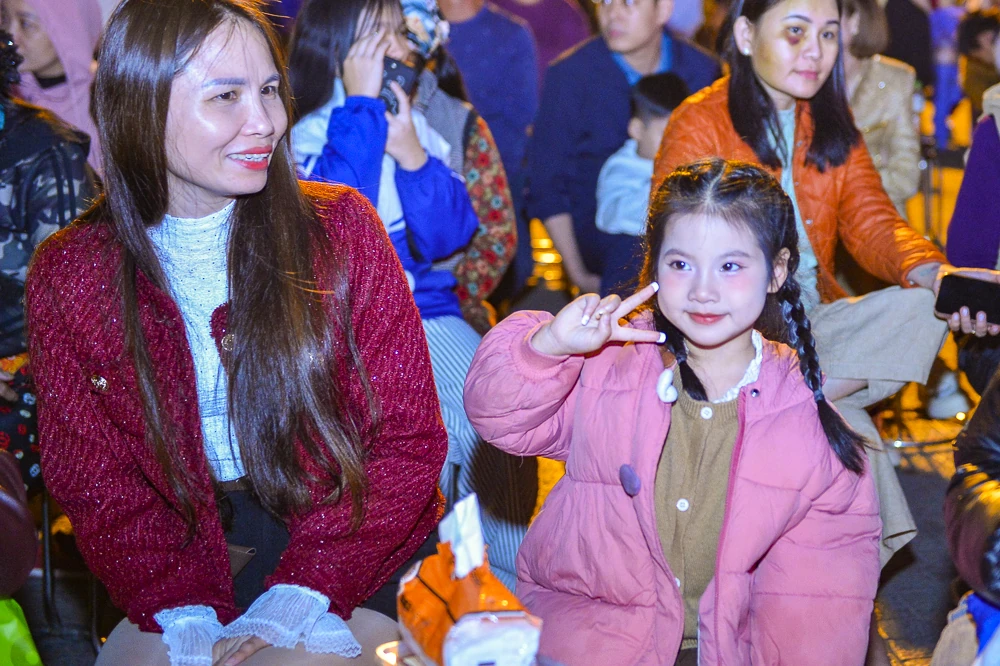 H&agrave;ng ngh&igrave;n người đổ về Quảng trường Lam Sơn ch&agrave;o đ&oacute;n năm mới 2026