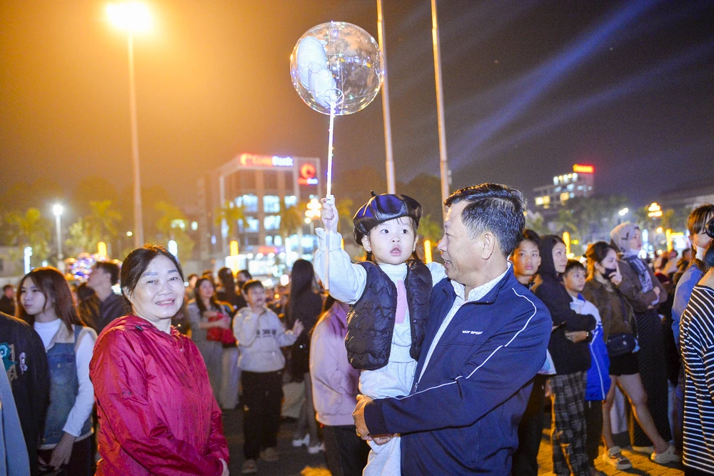 H&agrave;ng ngh&igrave;n người đổ về Quảng trường Lam Sơn ch&agrave;o đ&oacute;n năm mới 2026