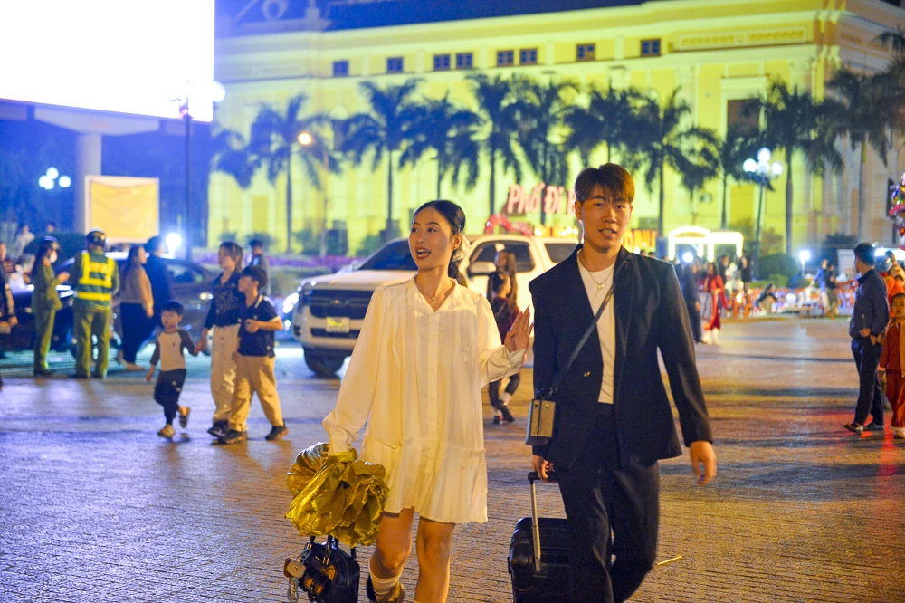 H&agrave;ng ngh&igrave;n người đổ về Quảng trường Lam Sơn ch&agrave;o đ&oacute;n năm mới 2026