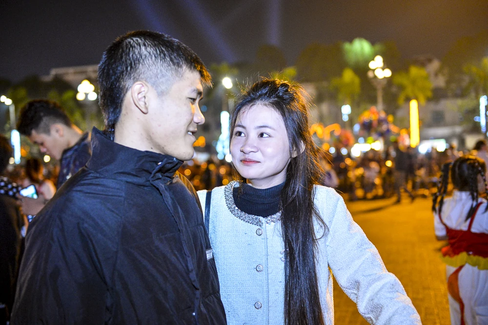 H&agrave;ng ngh&igrave;n người đổ về Quảng trường Lam Sơn ch&agrave;o đ&oacute;n năm mới 2026