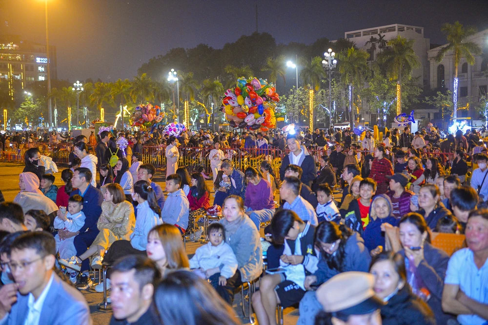 H&agrave;ng ngh&igrave;n người đổ về Quảng trường Lam Sơn ch&agrave;o đ&oacute;n năm mới 2026