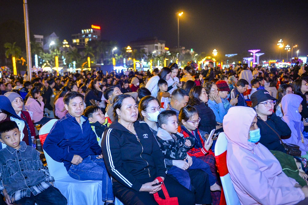 H&agrave;ng ngh&igrave;n người đổ về Quảng trường Lam Sơn ch&agrave;o đ&oacute;n năm mới 2026