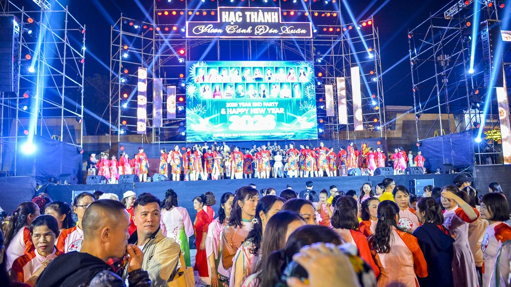 H&agrave;ng ngh&igrave;n người đổ về Quảng trường Lam Sơn ch&agrave;o đ&oacute;n năm mới 2026