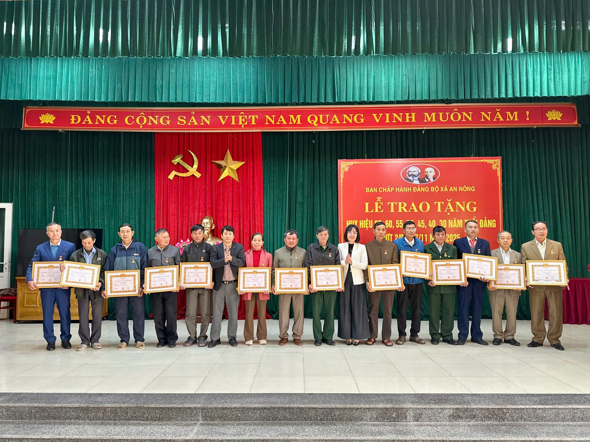 Đảng ủy x&atilde; An N&ocirc;ng trao tặng Huy hiệu Đảng cho c&aacute;c đảng vi&ecirc;n