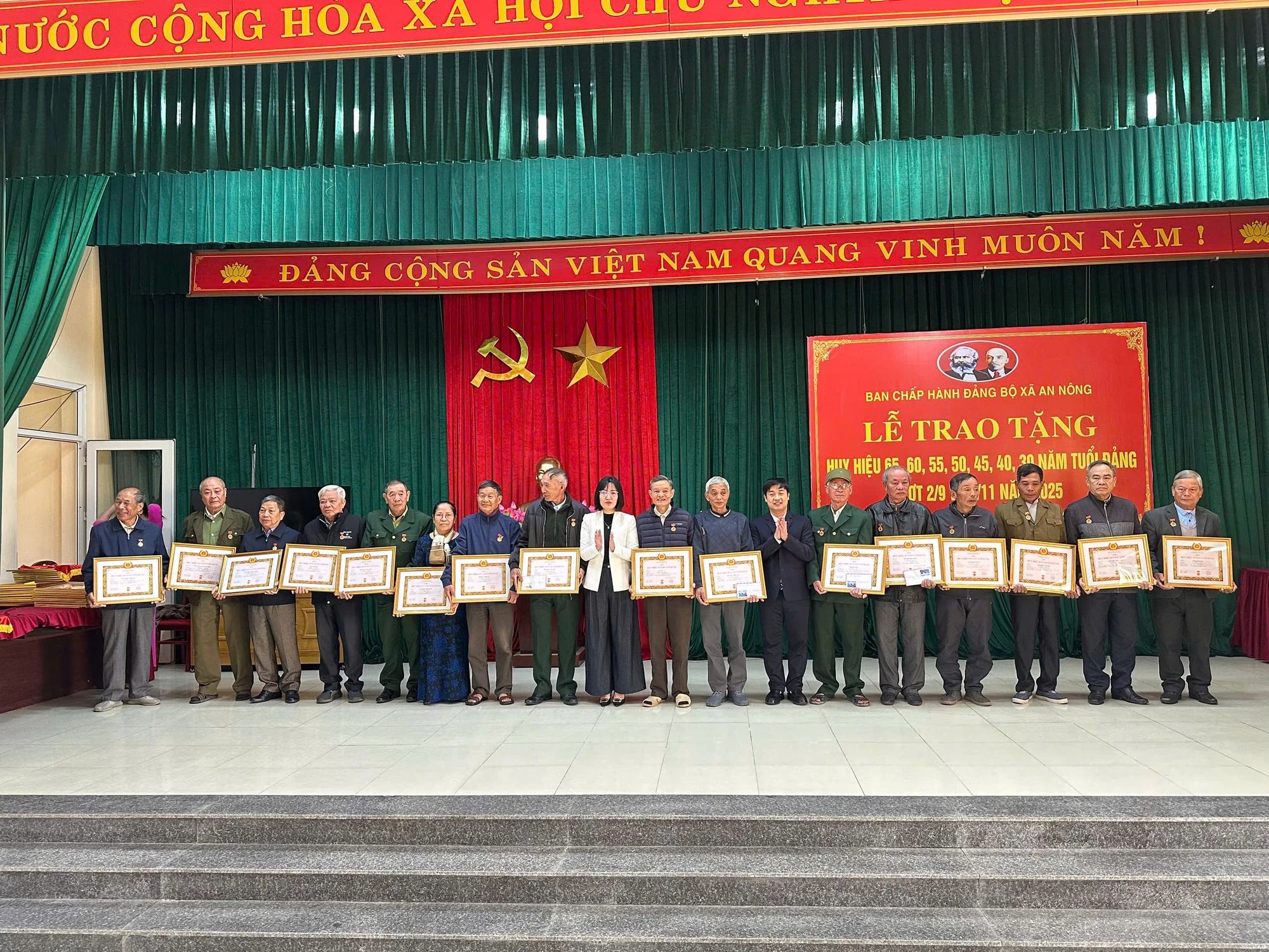 Đảng ủy x&atilde; An N&ocirc;ng trao tặng Huy hiệu Đảng cho c&aacute;c đảng vi&ecirc;n