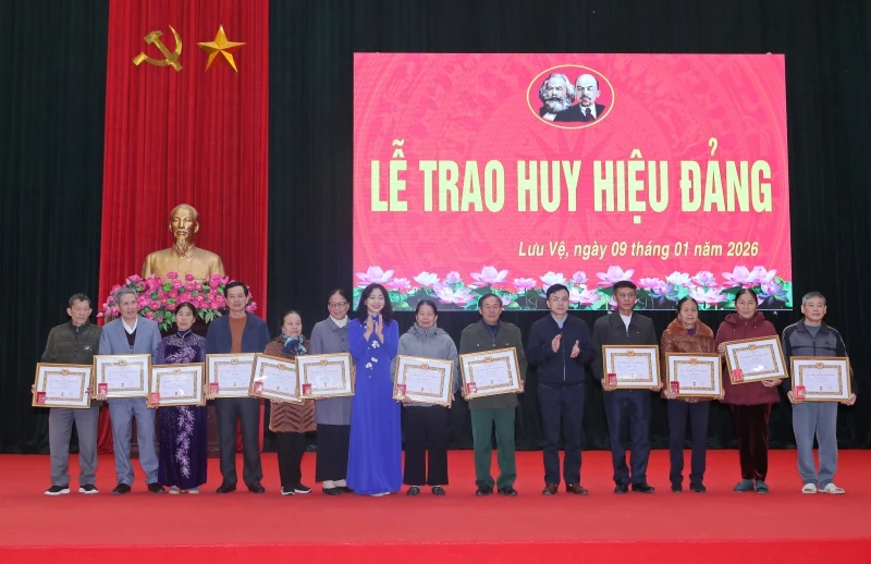 Đảng bộ x&atilde; Lưu Vệ trao Huy hiệu Đảng v&agrave; bồi dưỡng văn h&oacute;a c&ocirc;ng vụ cho c&aacute;n bộ chủ chốt