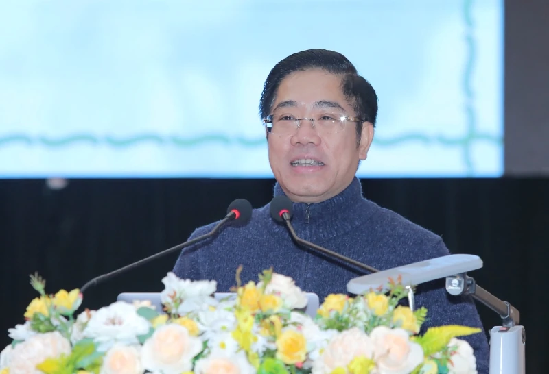 Đảng bộ x&atilde; Lưu Vệ trao Huy hiệu Đảng v&agrave; bồi dưỡng văn h&oacute;a c&ocirc;ng vụ cho c&aacute;n bộ chủ chốt