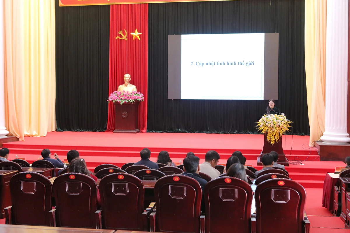 Đảng bộ x&atilde; Lưu Vệ trao Huy hiệu Đảng v&agrave; bồi dưỡng văn h&oacute;a c&ocirc;ng vụ cho c&aacute;n bộ chủ chốt