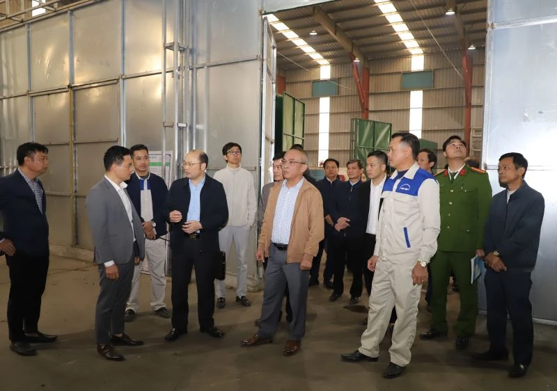 Khẩn trương xử lý tình trạng phát tán mùi hôi tại bãi rác Đông Nam