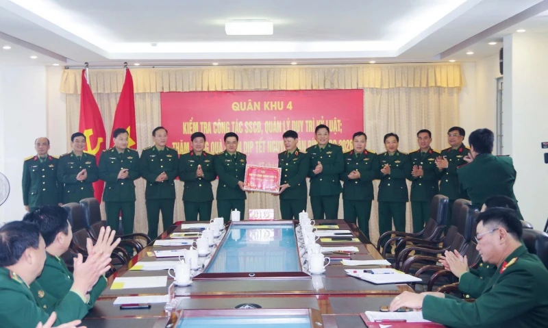 Qu&acirc;n khu 4 kiểm tra c&ocirc;ng t&aacute;c sẵn s&agrave;ng chiến đấu, ch&uacute;c Tết tại Ban Chỉ huy BĐBP tỉnh