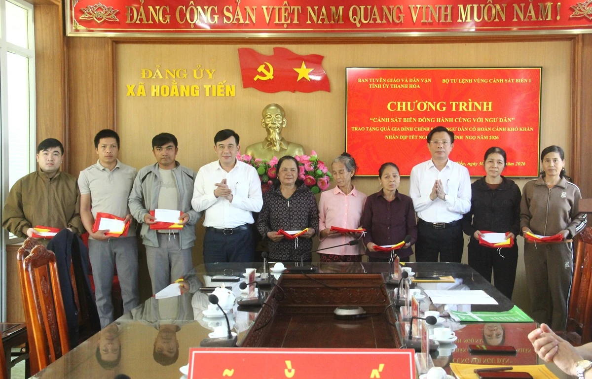 Trao quà cho ngư dân có hoàn cảnh khó khăn nhân dịp Tết Nguyên đán 2026