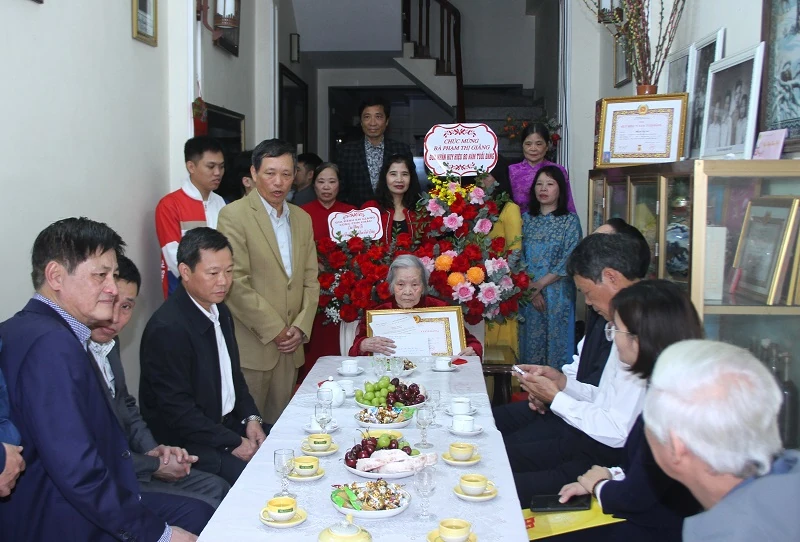 Trao Huy hiệu 80 năm tuổi Đảng cho đảng vi&ecirc;n Phạm Thị Giằng