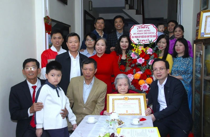 Trao Huy hiệu 80 năm tuổi Đảng cho đảng vi&ecirc;n Phạm Thị Giằng