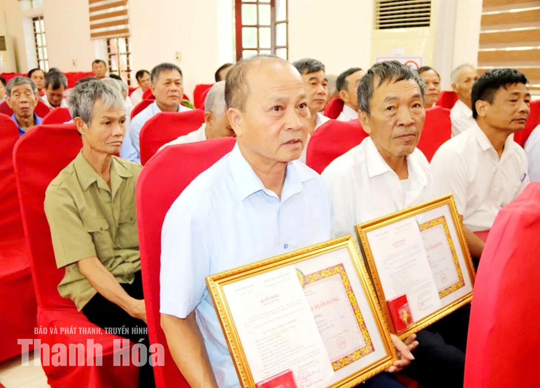 Định Tân trao Huy hiệu Đảng cho 131 đảng viên