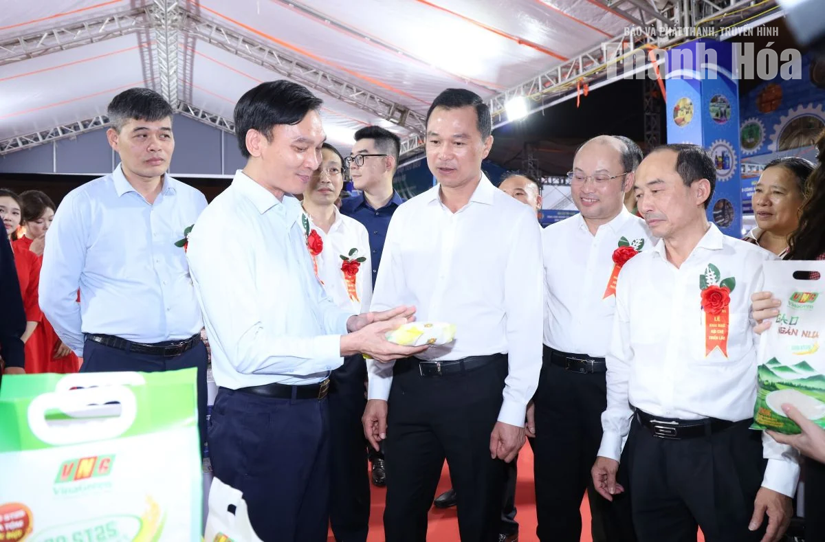 Khai mạc Hội chợ triển lãm hàng công nghiệp nông thôn tiêu biểu năm 2026
