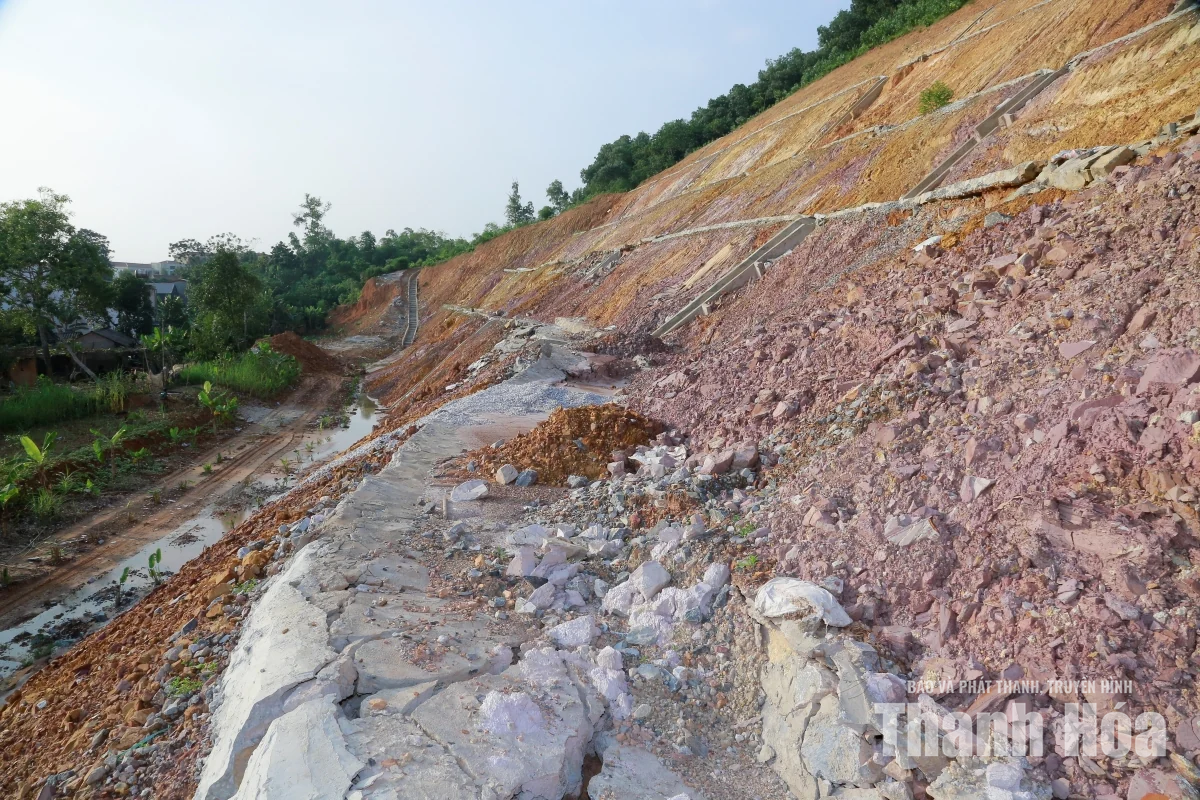 Phó Chủ tịch UBND tỉnh Cao Văn Cường kiểm tra dự án xử lý sạt lở tại xã Kim Tân và các xã lân cận