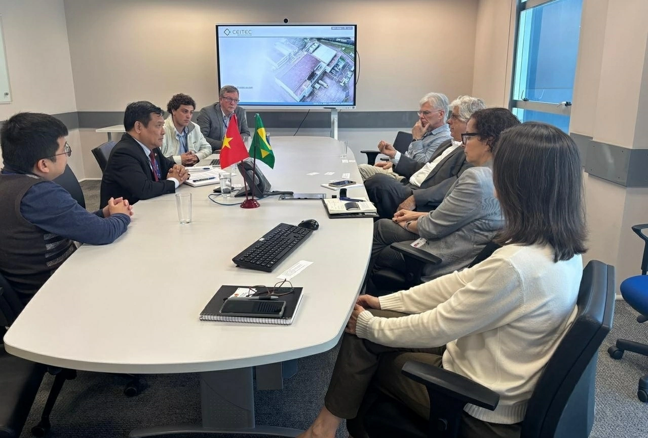 Đại sứ Việt Nam tại Brazil Bùi Văn Nghị thăm và làm việc tại bang Rio Grande do Sul, thúc đẩy hợp tác về đổi mới sáng tạo và chuyển đổi số