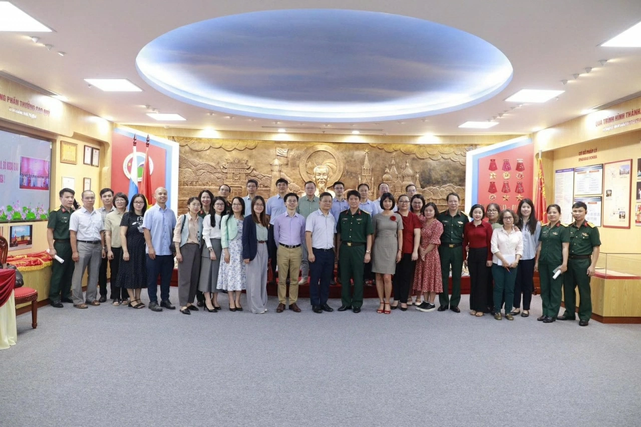 Chi bộ Vụ châu Âu tổ chức sinh hoạt chuyên đề tại Trung tâm Nhiệt đới Việt - Nga Chi bộ Vụ châu Âu tổ chức sinh hoạt chuyên đề tại Trung tâm Nhiệt đới Việt - Nga