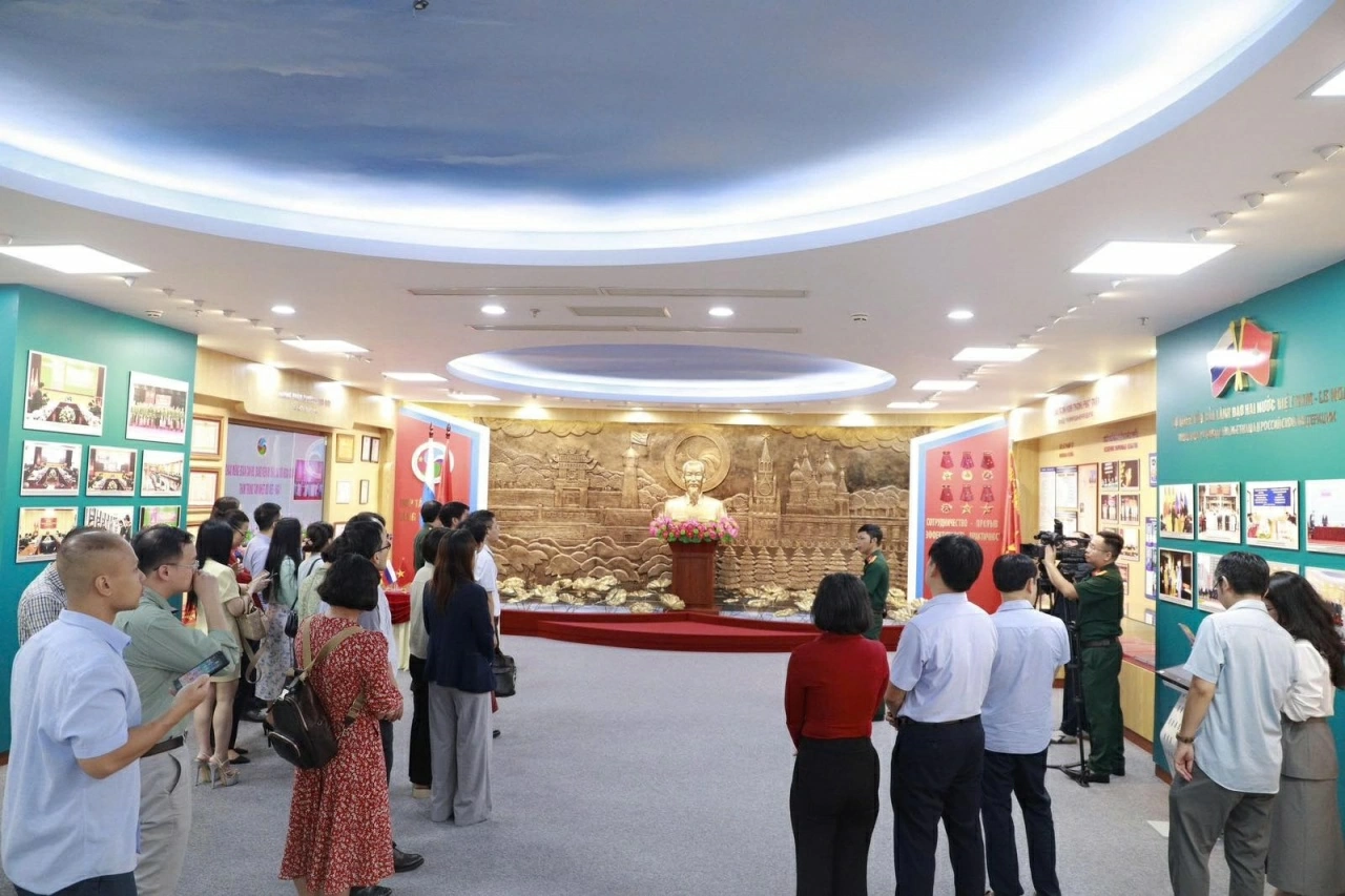 Chi bộ Vụ châu Âu tổ chức sinh hoạt chuyên đề tại Trung tâm Nhiệt đới Việt - Nga Chi bộ Vụ châu Âu tổ chức sinh hoạt chuyên đề tại Trung tâm Nhiệt đới Việt - Nga