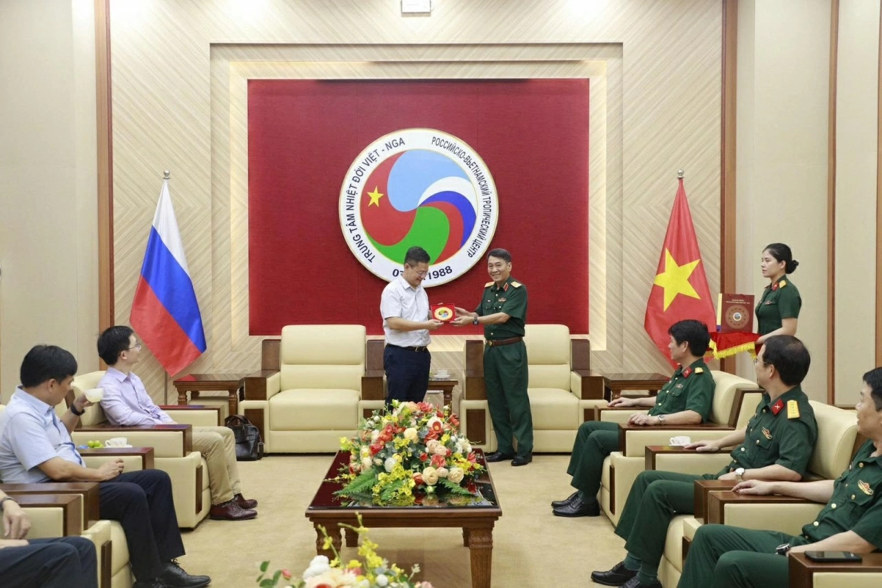 Chi bộ Vụ châu Âu tổ chức sinh hoạt chuyên đề tại Trung tâm Nhiệt đới Việt - Nga Chi bộ Vụ châu Âu tổ chức sinh hoạt chuyên đề tại Trung tâm Nhiệt đới Việt - Nga