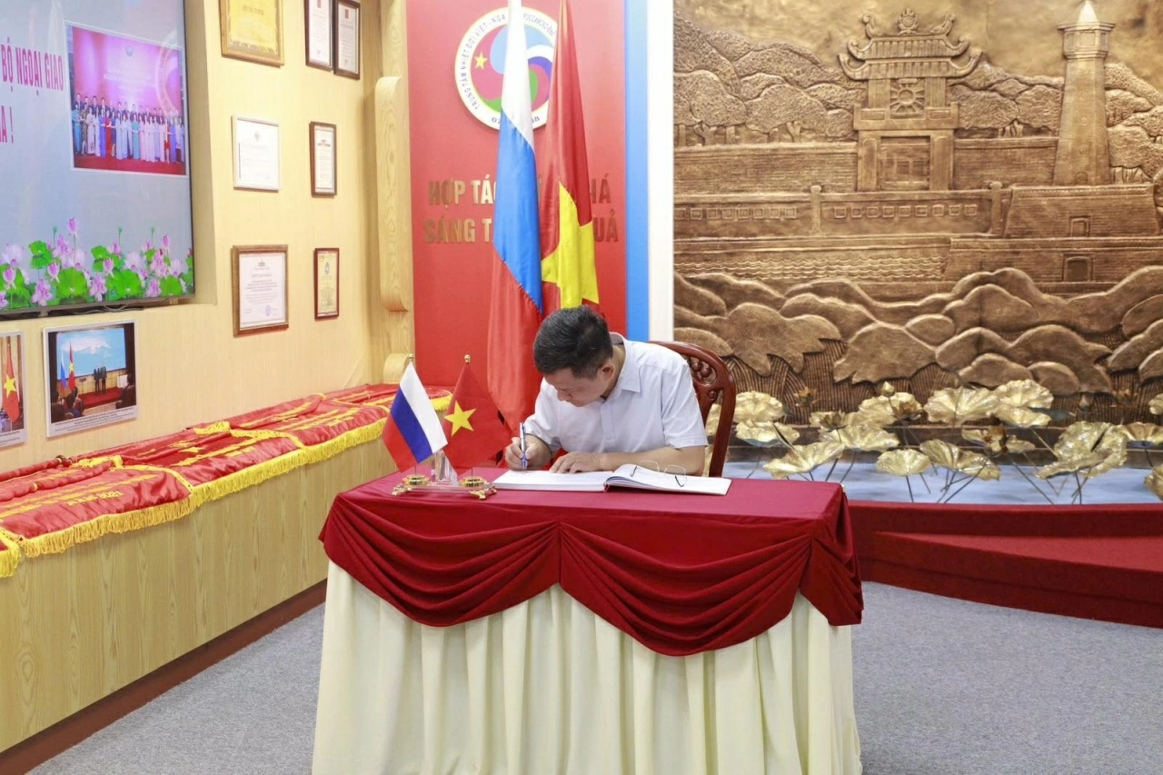 Chi bộ Vụ châu Âu tổ chức sinh hoạt chuyên đề tại Trung tâm Nhiệt đới Việt - Nga Chi bộ Vụ châu Âu tổ chức sinh hoạt chuyên đề tại Trung tâm Nhiệt đới Việt - Nga