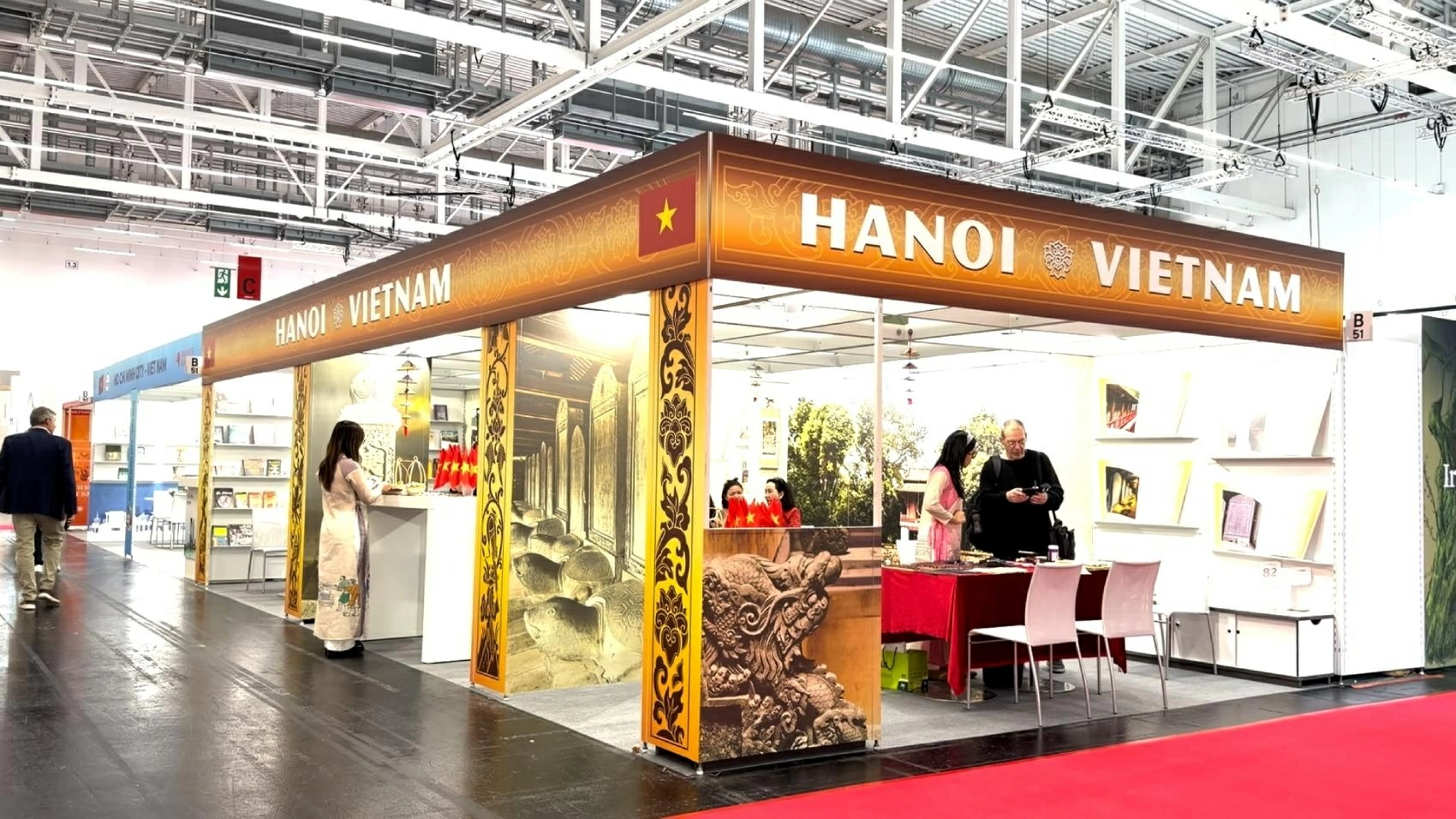 Hình ảnh gian hàng sách Việt Nam tại Hội sách quốc tế Frankfurt lần thứ 78. (Ảnh: Hồng Trí)